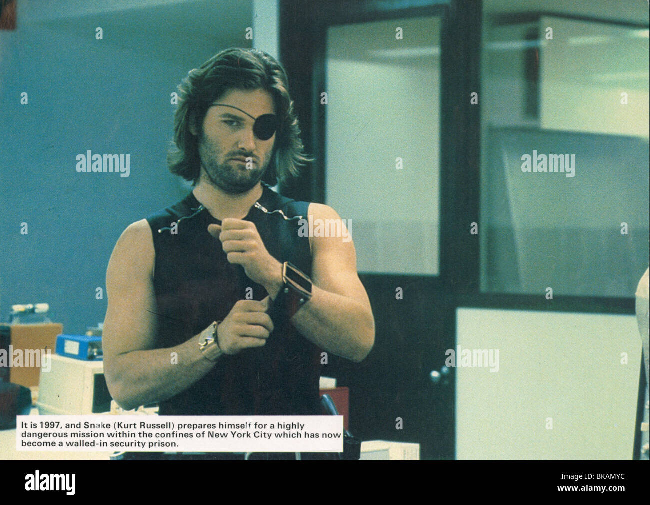 ESCAPE FROM NEW YORK (1981) KURT RUSSELL ESNY 003FOH Stock Photo