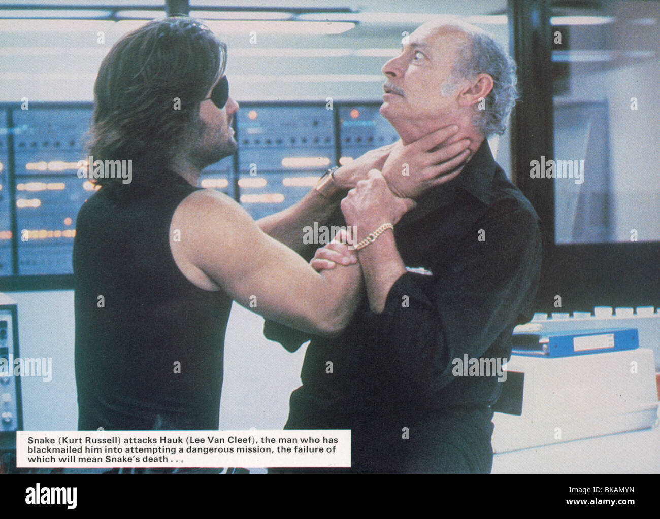 ESCAPE FROM NEW YORK (1981) KURT RUSSELL, LEE VAN CLEEF ESNY 009FOH Stock Photo