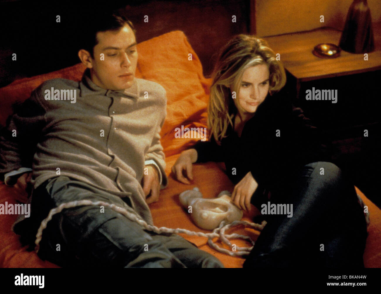 EXISTENZ (1999) JUDE LAW, JENNIFER JASON LEIGH EXIS 003 P Stock Photo ...