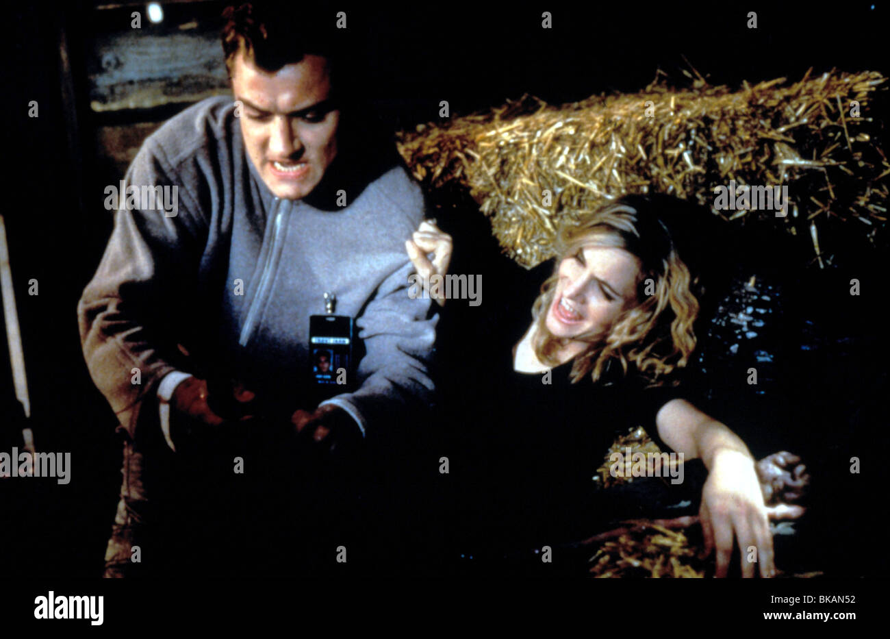 EXISTENZ (1999) JUDE LAW, JENNIFER JASON LEIGH EXIS 022 Stock Photo Alamy