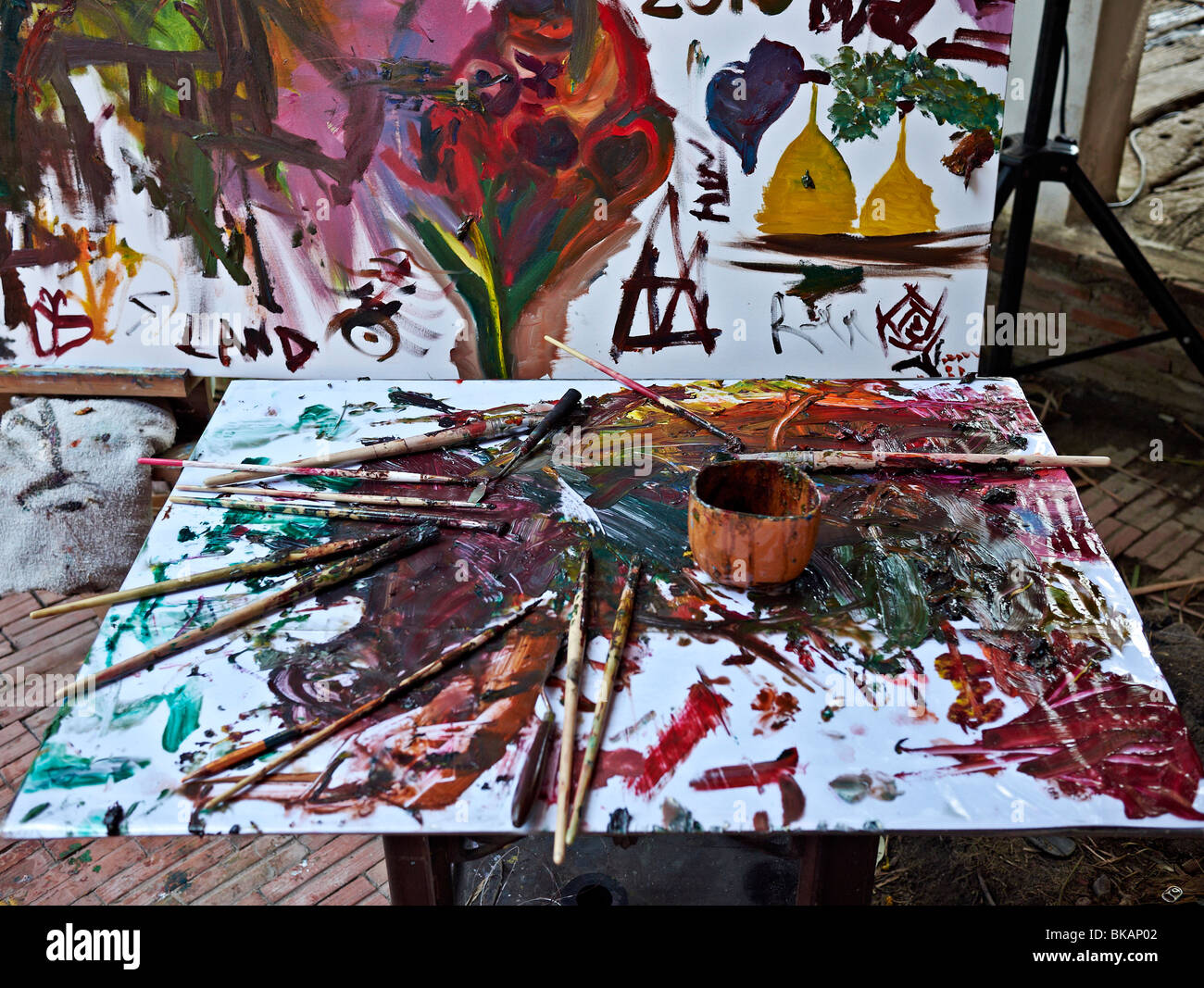 Artists palette, canvas and numerous brushes Stock Photo - Alamy