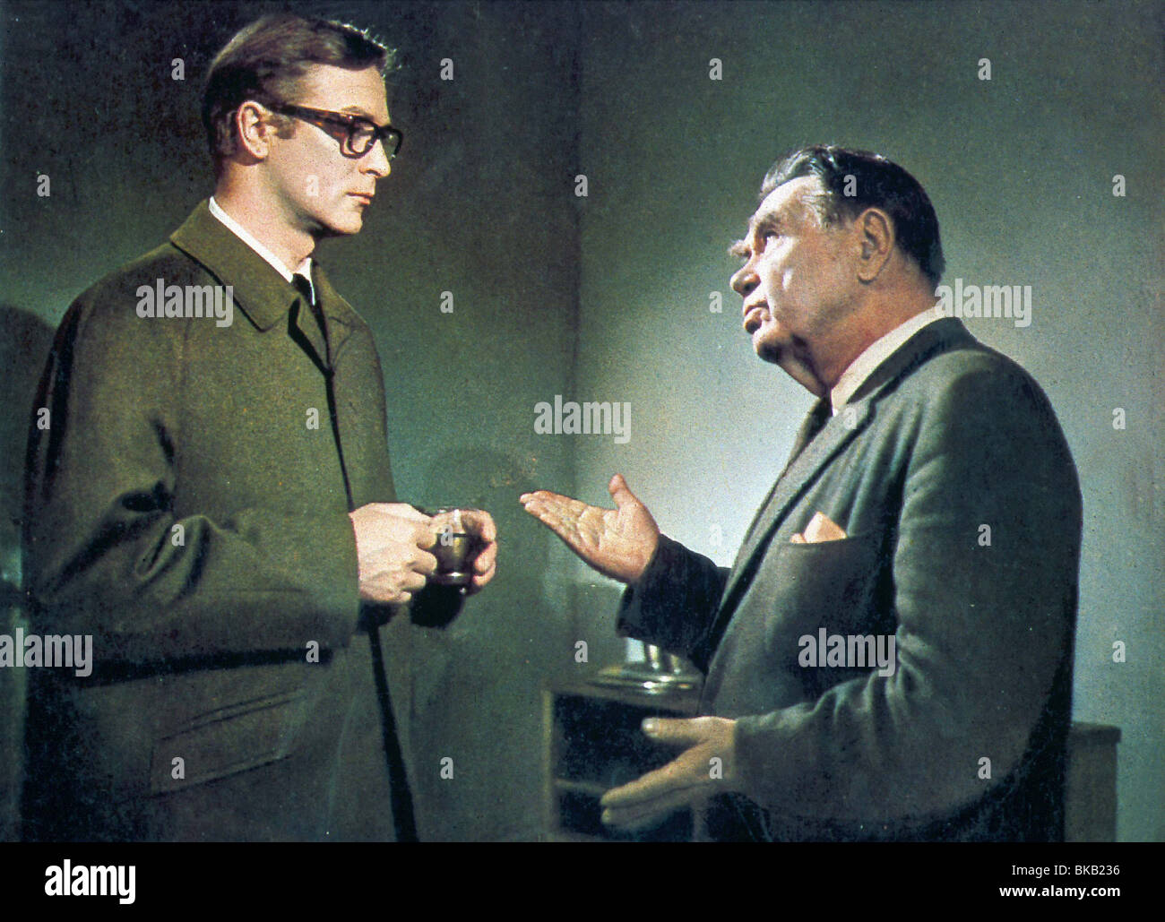 FUNERAL IN BERLIN (1967) MICHAEL CAINE, OSCAR HOMOLKA FIB 020 Stock