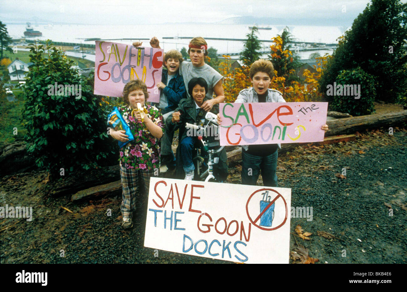 THE GOONIES (1985) JEFF COHEN, SEAN ASTIN, JOSH BROLIN, KE HUY QUAN, COREY FELDMAN GOO 003 Stock Photo