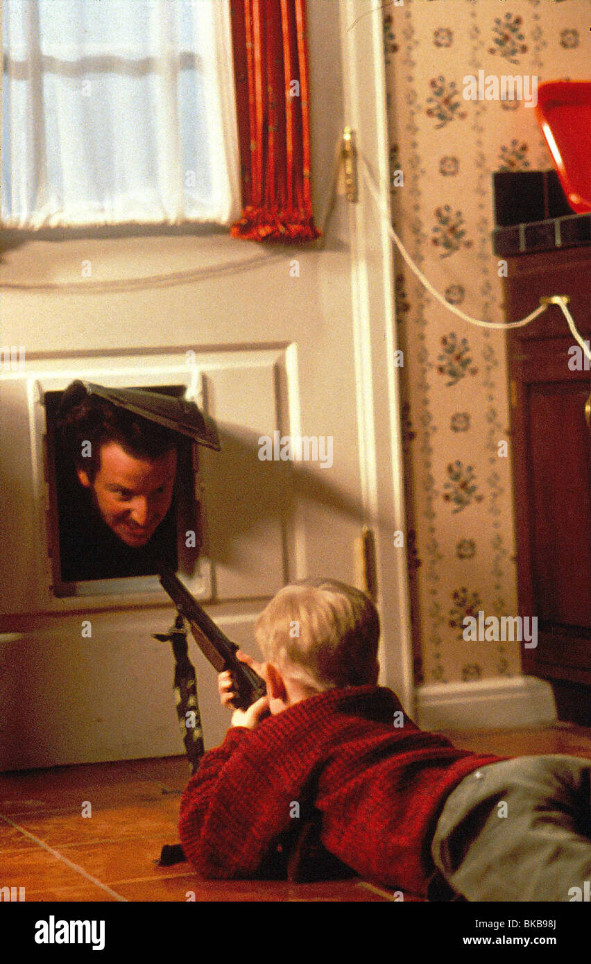 HOME ALONE (1990) DANIEL STERN, MACAULAY CULKIN HMA 002 Stock Photo - Alamy