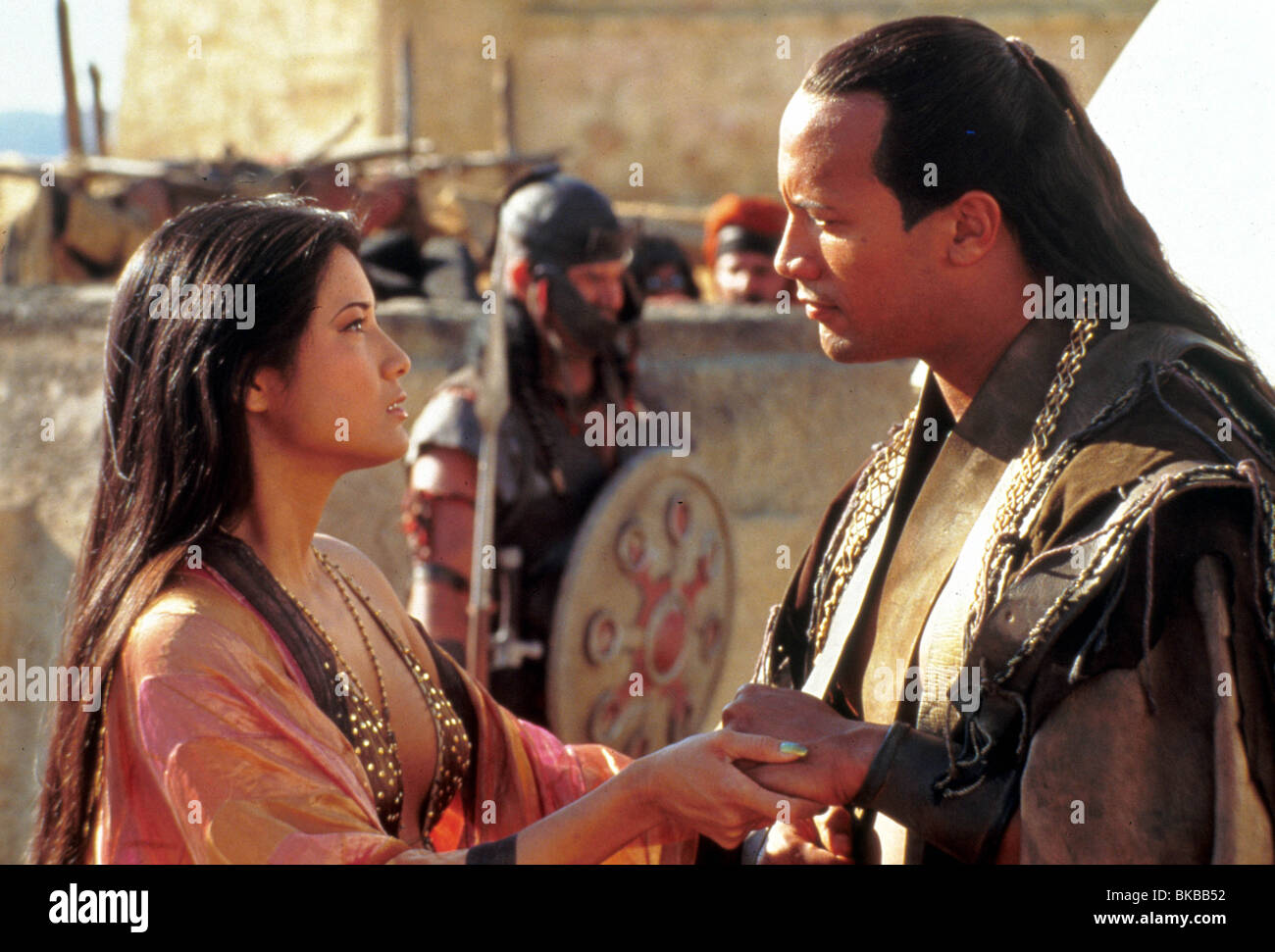 THE SCORPION KING (2002) THE MUMMY 3 (ALT) KELLY HU, DWAYNE JOHNSON SPNK 004 Stock Photo