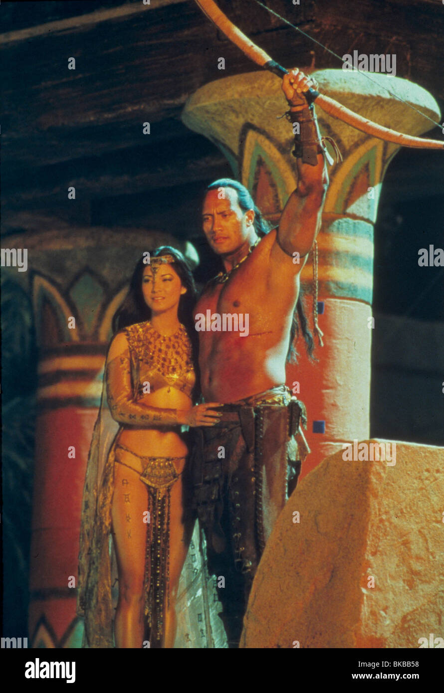 THE SCORPION KING (2002) THE MUMMY 3 (ALT) KELLY HU, DWAYNE JOHNSON (THE ROCK) SPNK 005 Stock Photo