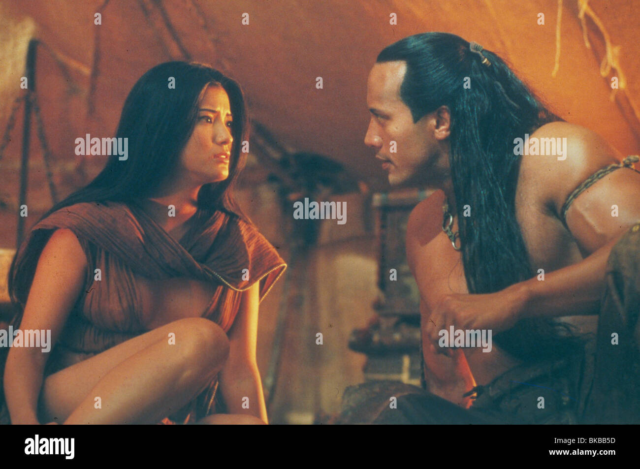 THE SCORPION KING (2002) THE MUMMY 3 (ALT) KELLY HU, DWAYNE JOHNSON (THE ROCK) SPNK 008 Stock Photo