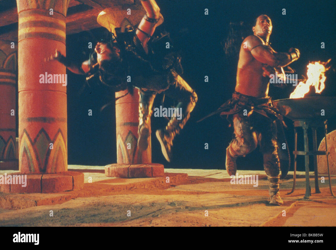 THE SCORPION KING (2002) THE MUMMY 3 (ALT) STEVEN BRAND, DWAYNE JOHNSON (THE ROCK) SPNK 013 Stock Photo