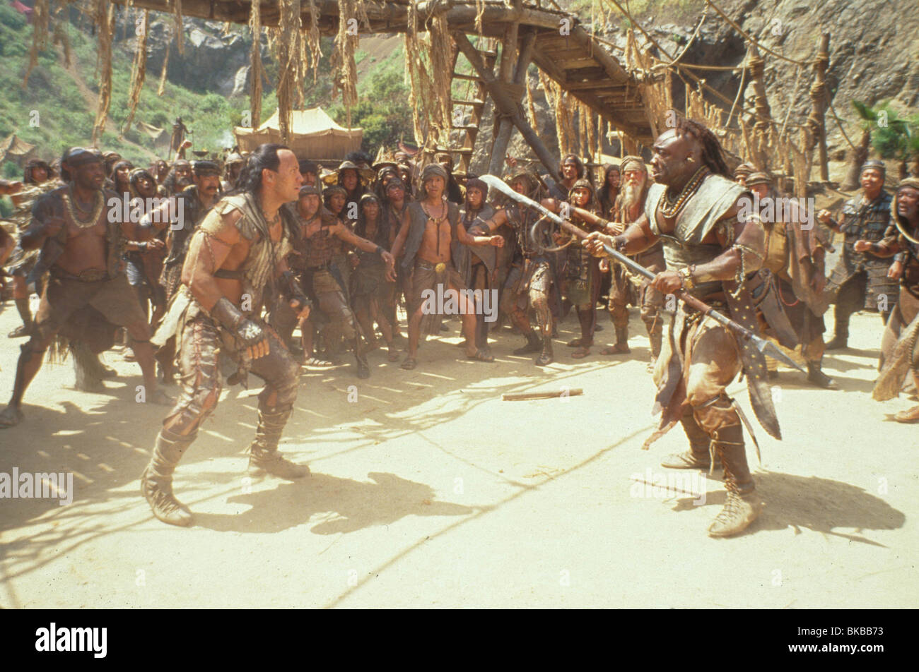 THE SCORPION KING (2002) THE MUMMY 3 (ALT) DWAYNE JOHNSON (THE ROCK), MICHAEL CLARKE DUNCAN SPNK 021 Stock Photo