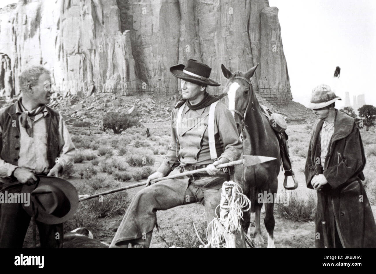 THE SEARCHERS (1956) HARRY CAREY JR, JOHN WAYNE SEA 001P Stock Photo