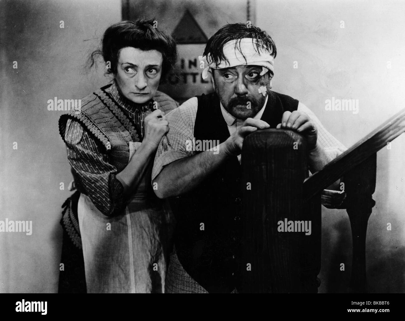 THE INVISIBLE MAN (1933) UNA O'CONNOR, FORRESTER HARVEY INVM 010P Stock Photo