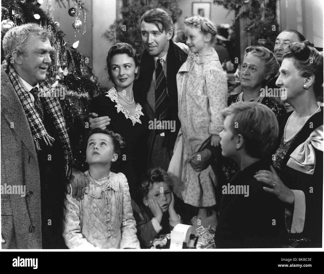 IT'S A WONDERFUL LIFE (1946) THOMAS MITCHELL, CAROL COOMBS, DONNA REED, JAMES STEWART, JIMMY HAWKINS, KAROLYN GRIMES, LARRY Stock Photo