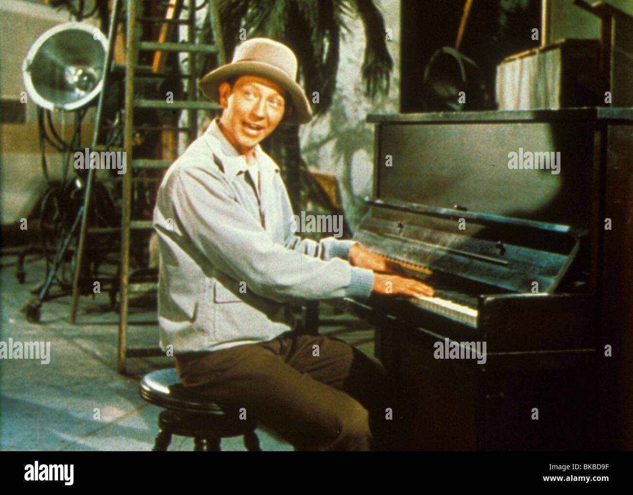 SINGIN IN THE RAIN (1952) SINGING IN THE RAIN (ALT) DONALD O'CONNER SIR 080 Stock Photo