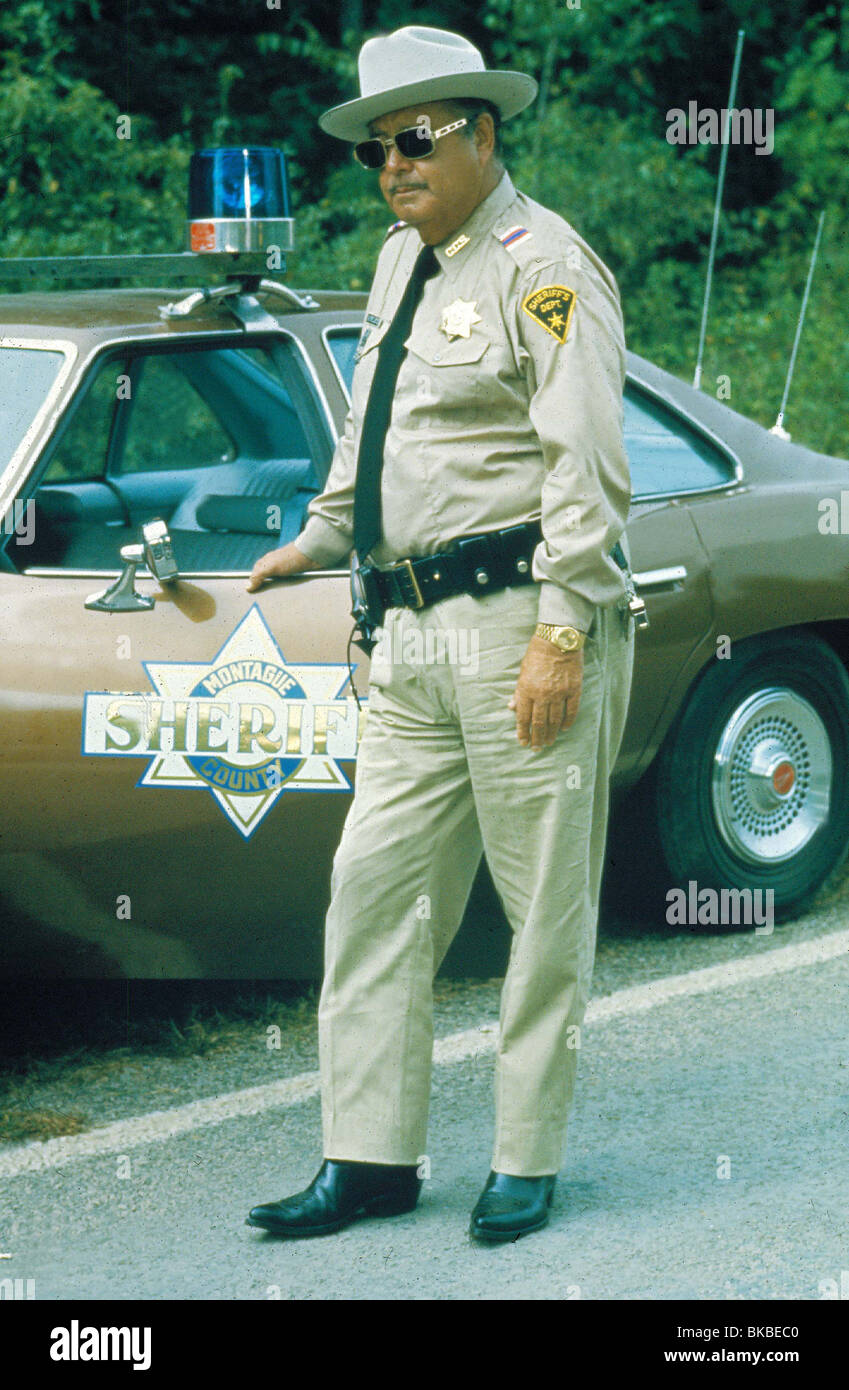 SMOKEY AND THE BANDIT (1977) JACKIE GLEASON SHERIFF, CAR, SUNGLASSES SMBT 003 Stock Photo