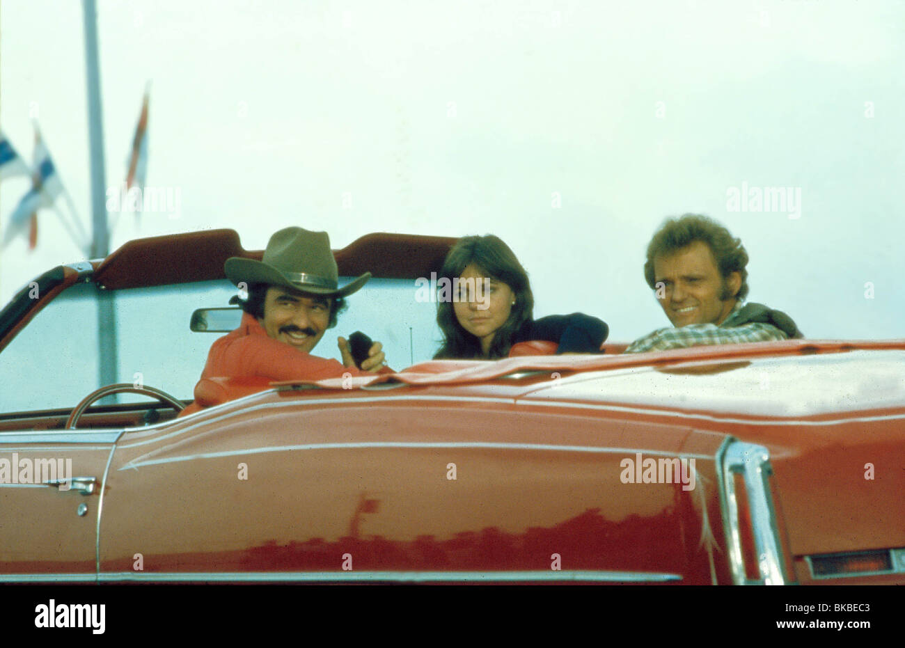 SMOKEY AND THE BANDIT (1977) BURT REYNOLDS, SALLY FIELD, JERRY REED CAR, COWBOY HAT SMBT 004 Stock Photo