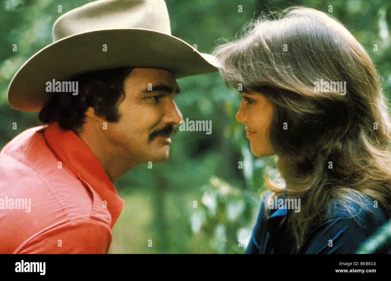 SMOKEY AND THE BANDIT (1977) BURT REYNOLDS, SALLY FIELD COWBOY HAT SMBT 005 Stock Photo