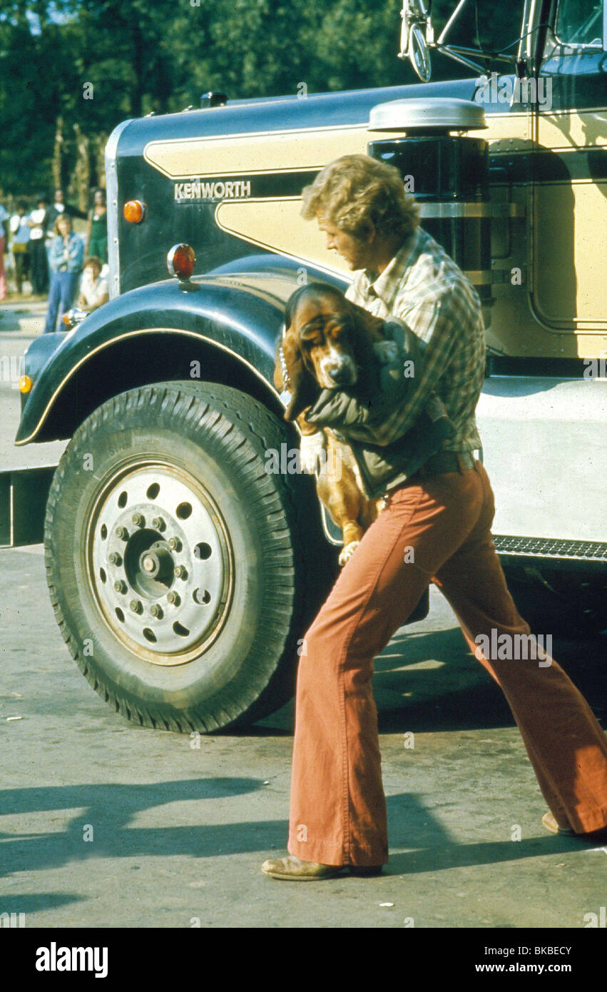 SMOKEY AND THE BANDIT (1977) JERRY REED DOG, TRUCK SMBT 015 Stock Photo
