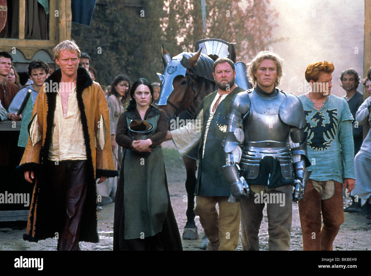 A KNIGHT'S TALE (2001) PAUL BETTANY, LAURA FRASER, MARK ADDY, HEATH LEDGER KNTA 034 Stock Photo