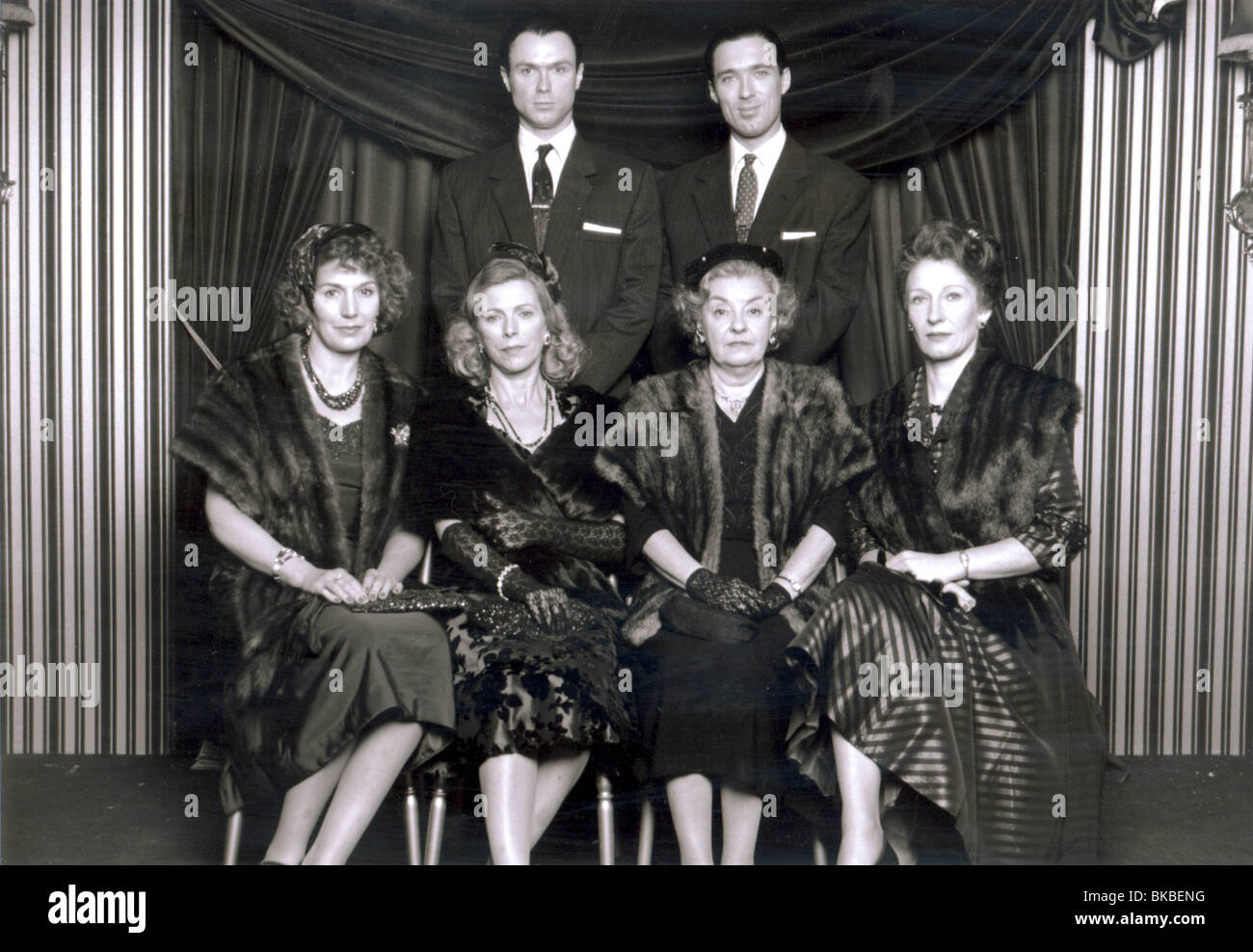 THE KRAYS (1990) SUSAN FLEETWOOD, BILLIE WHITELAW, GARY KEMP, AVIS BUNNAGE, MARTIN KEMP, CHARLOTTE CORNWELL KRY 001P Stock Photo