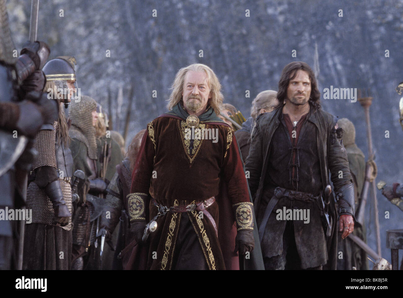 THE LORD OF THE RINGS: THE TWO TOWERS (2002) BERNARD HILL, THEODEN, VIGGO MORTENSEN, ARAGORN TWRS 001 4 Stock Photo