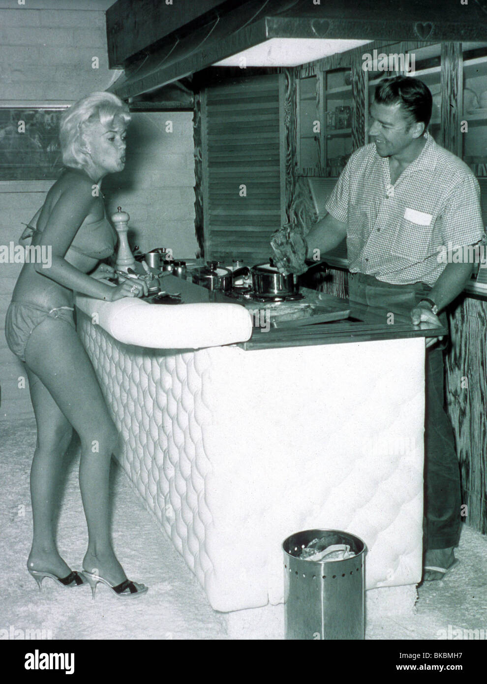 JAYNE MANSFIELD PORTRAIT (WITH HUSBAND) MICKEY HARGITAY (1962) JMFD 023 GN Stock Photo