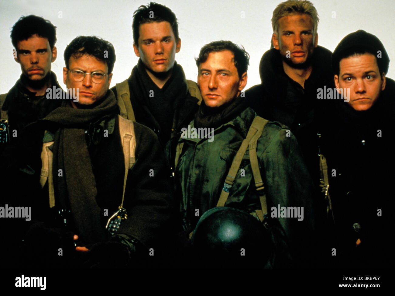 A MIDNIGHT CLEAR (1992) KEVIN DILLON, GARY SINISE, ETHAN HAWKE, ARYE GROSS, PETER BERG, FRANCK WHALLEY MMDC 018 Stock Photo