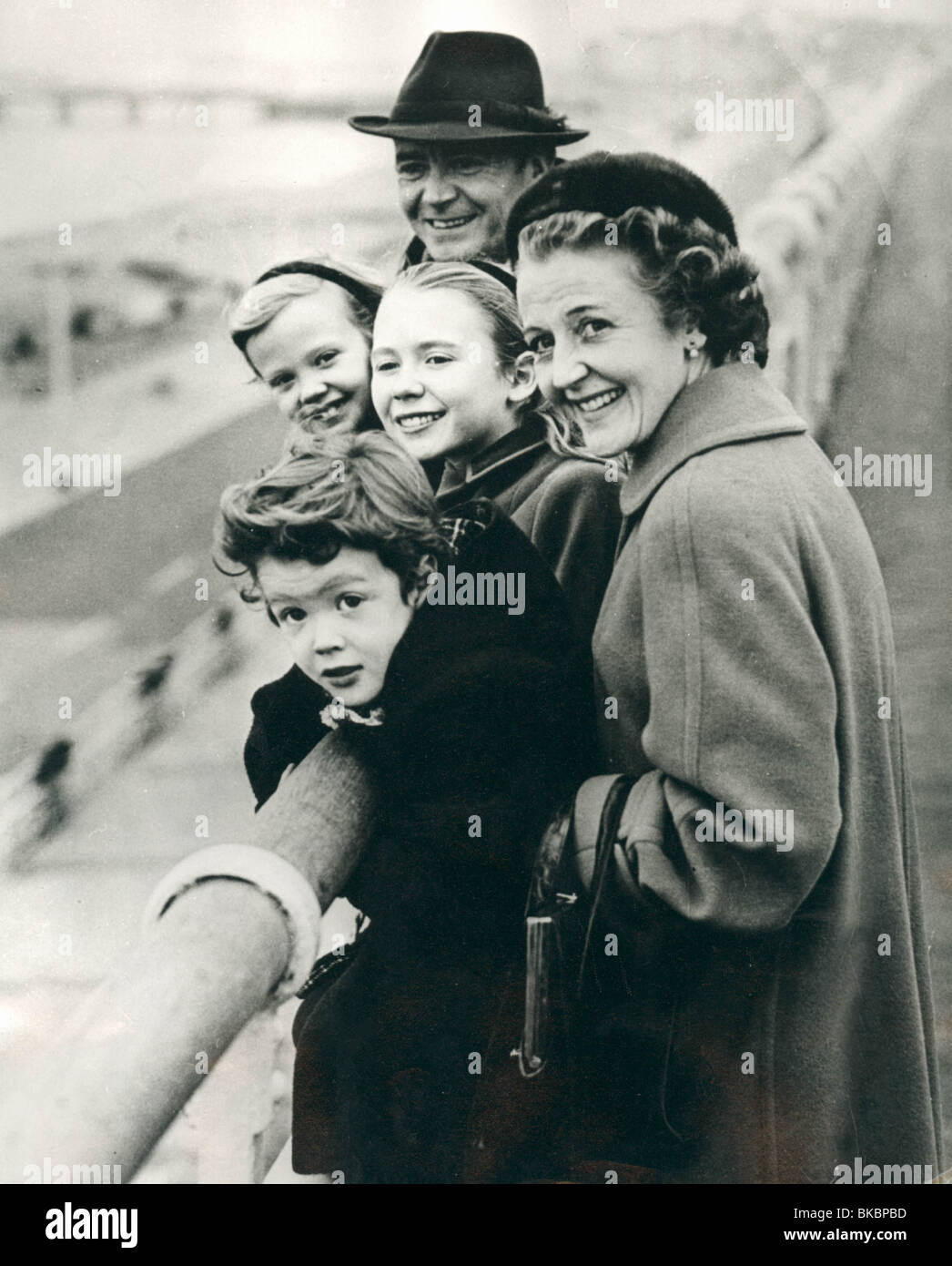 JOHN MILLS PORTRAIT HAYLEY MILLS,JULIET MILLS, MARY HAYLEY BELL, JONATHAN MILLS MILL 010P Stock Photo