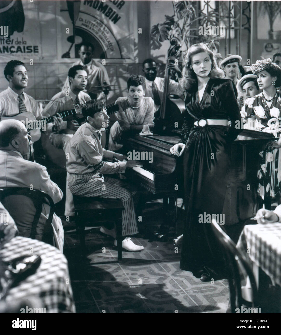 TO HAVE AND HAVE NOT (1945) HOAGY CARMICHAEL, LAUREN BACALL THNT 019P Stock Photo