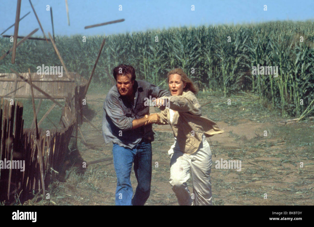 TWISTER (1996) BILL PAXTON, HELEN HUNT TWWW 039 Stock Photo