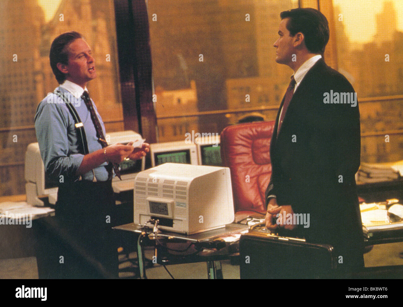 WALL STREET (1987) MICHAEL DOUGLAS, CHARLIE SHEEN WLS 012FOH Stock Photo