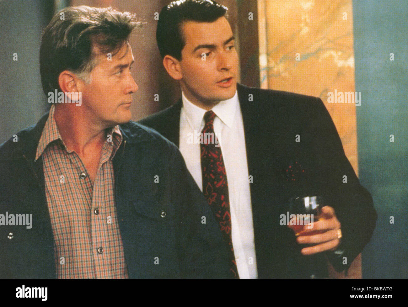 WALL STREET (1987) MARTIN SHEEN, CHARLIE SHEEN WLS 014FOH Stock Photo