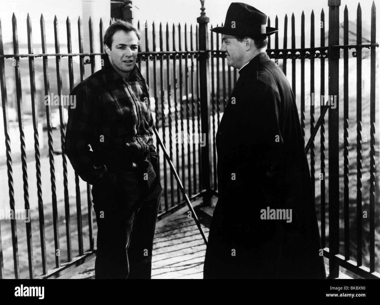 ON THE WATERFRONT (1954) MARLON BRANDO, KARL MALDEN OTWF 020P Stock Photo