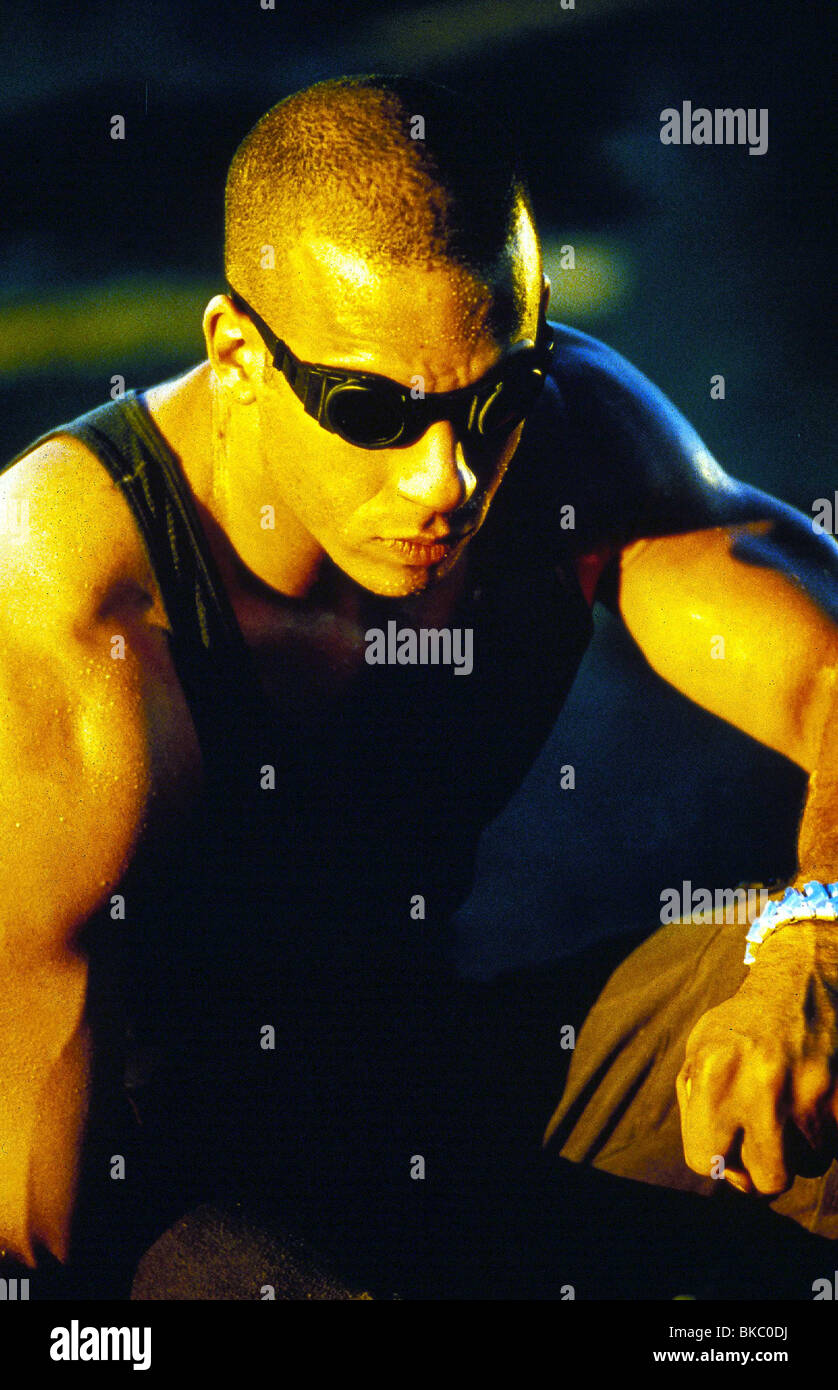 PITCH BLACK (2000) VIN DIESEL SUNGLASSES PITC 031 Stock Photo - Alamy