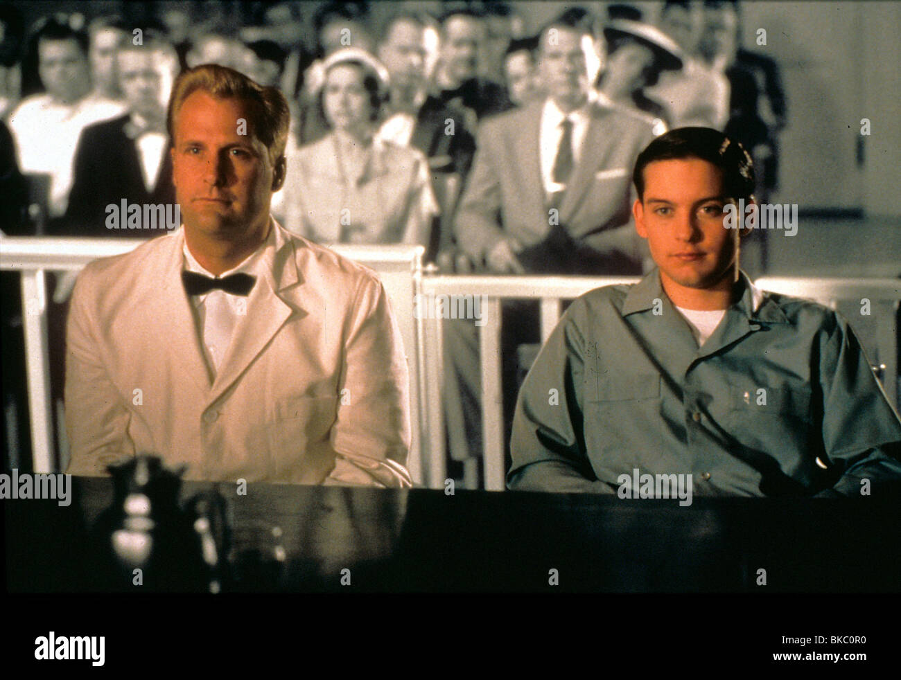 PLEASANTVILLE 1998 JEFF DANIELS TOBEY MAGUIRE PLES 009 Stock Photo pleasantville-1998-jeff-daniels-tobey-maguire-ples-009-stock-photo