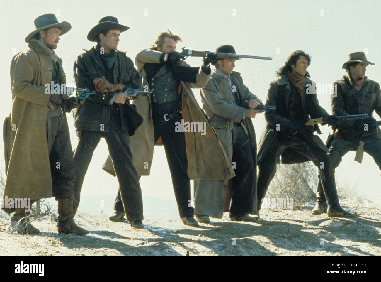 YOUNG GUNS (1988) CASEY SIEMASZKO, CHARLIE SHEEN, KIEFER SUTHERLAND, EMILIO ESTEVEZ, LOU DIAMOND PHILLIPS, DERMOT MULRONEY YNG Stock Photo