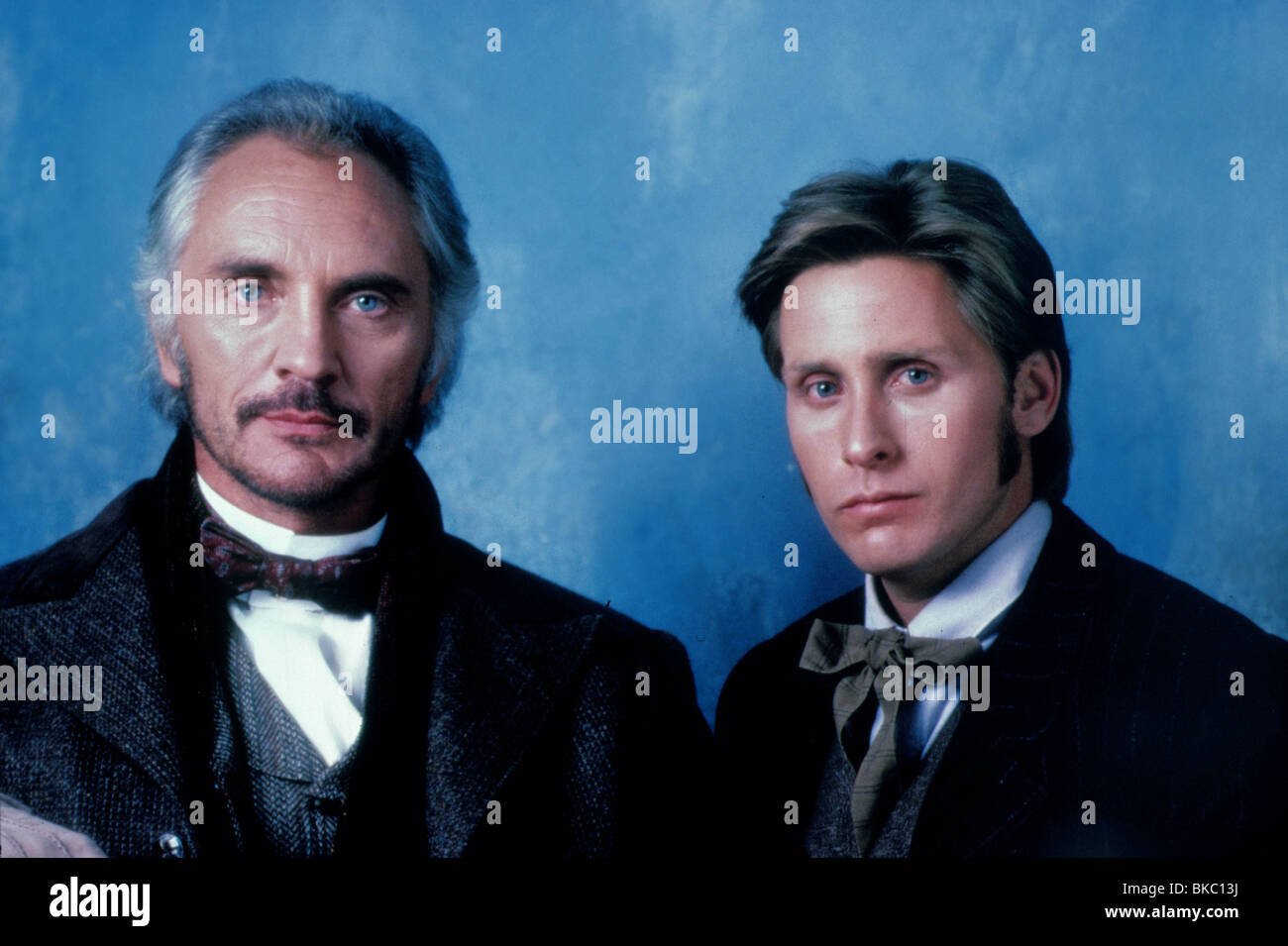 YOUNG GUNS (1988) TERENCE STAMP, EMILIO ESTEVEZ YNG 039 Stock Photo