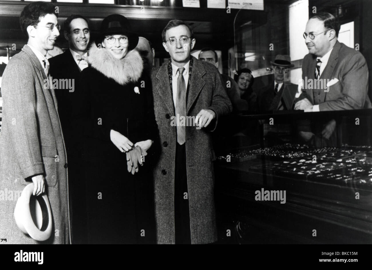 ZELIG 1983 MIA FARROW WOODY ALLEN GLASSES ZLG1 010P Stock Photo Alamy
