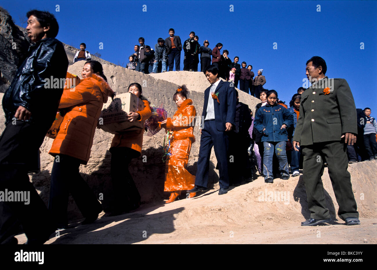 Bride Ai Xia and Groom Liu Xiao Ning leave her home in Chang Qu village, for a new life, Shaanxi, China Stock Photo