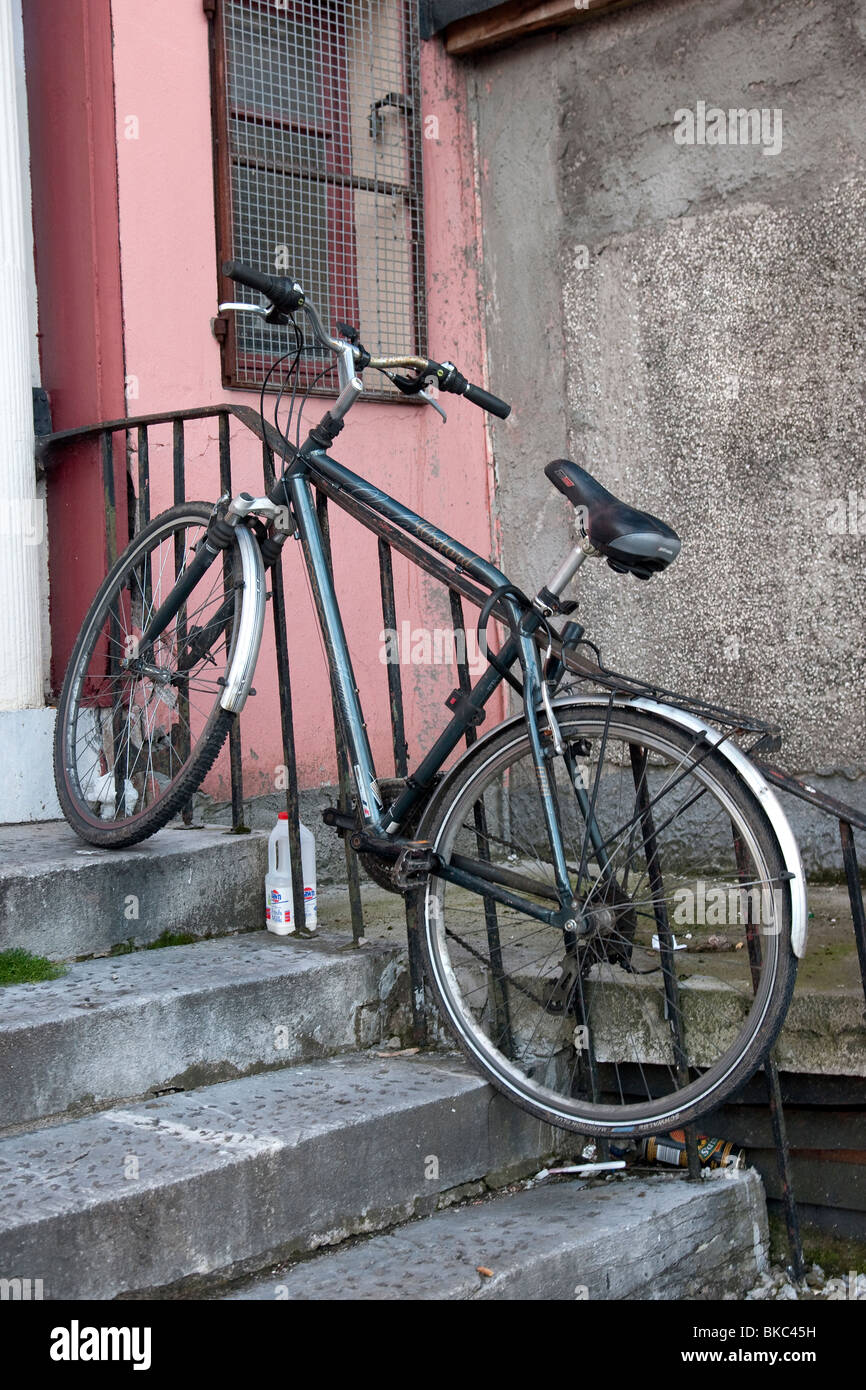House with bicycle hi-res stock photography and images - Alamy