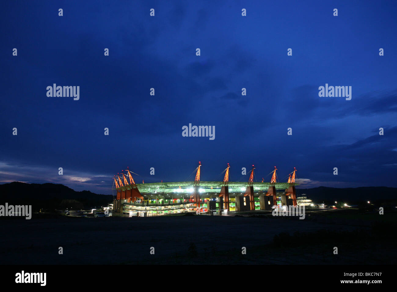 Mbombela stadium at night showing the giraffe-like structures holding up the roof Stock Photo