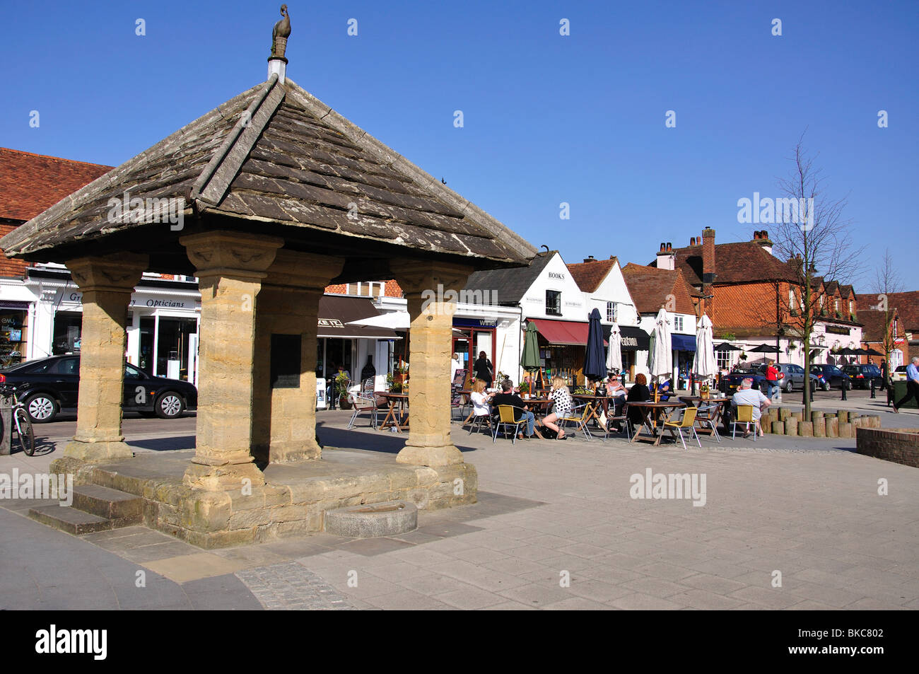 Outdoor restaurant, Fountain Square, Cranleigh, Surrey, England, United Kingdom Stock Photo