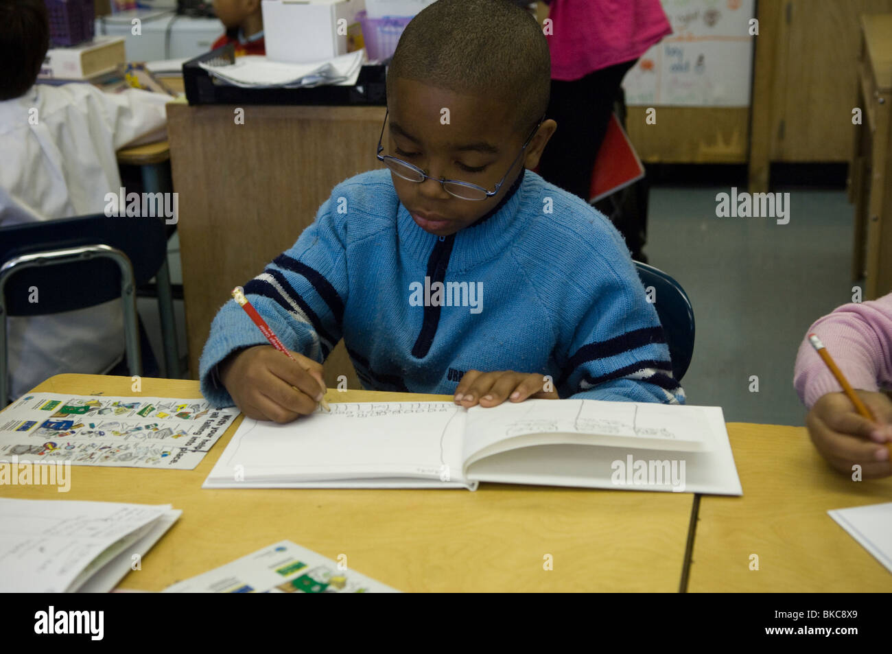 Second graders learn about recycling and decomposition Stock Photo