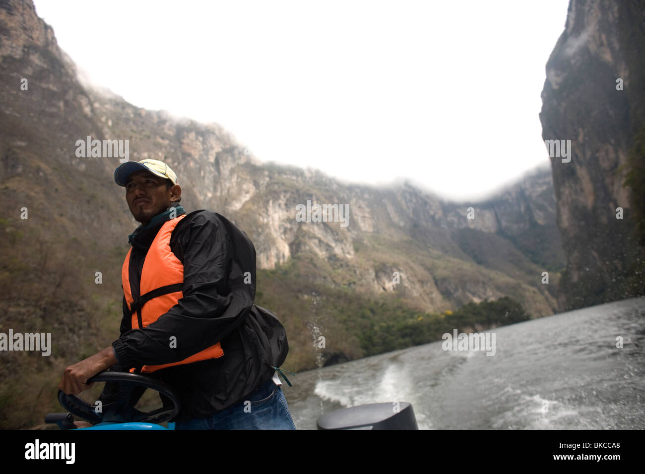 A tour guide steers a boat in the Grijalva River in the Sumidero Canyon in Tuxla Gutierrez, Chiapas, Mexico, February 18, 2010. Stock Photo