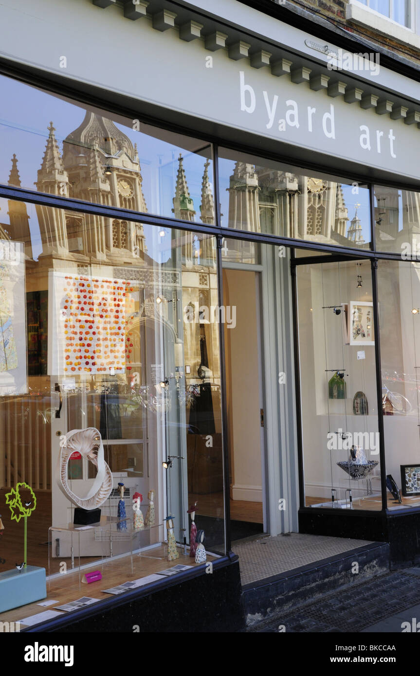 Byard Art Gallery with Reflection of Kings College, Kings Parade, Cambridge, England, UK Stock Photo