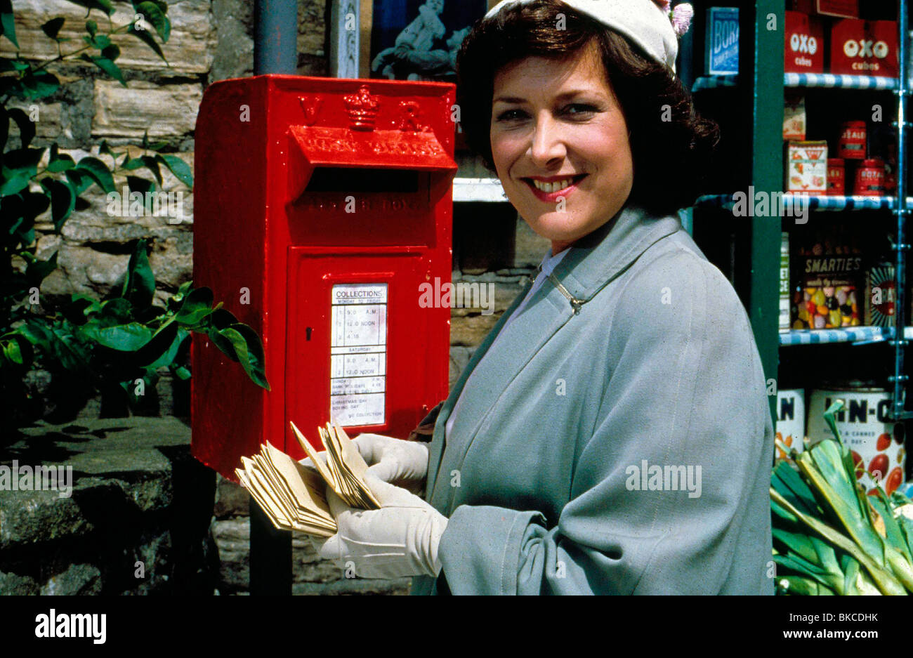 ALL CREATURES GREAT AND SMALL (TV) LYNDA BELLINGHAM CREDIT BBC ALCR 006 Stock Photo