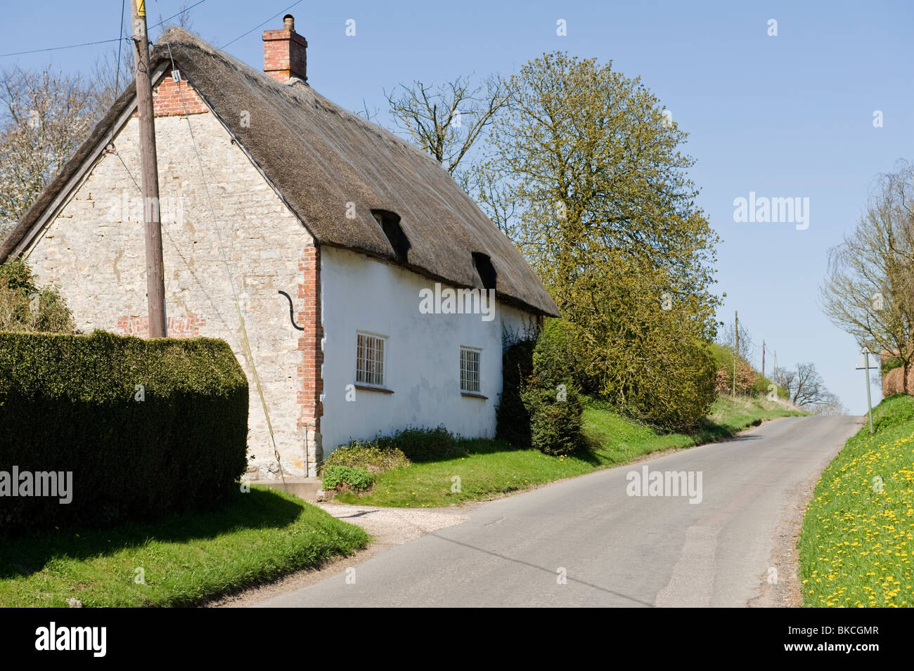 a traditional thatched cottage in a quiet countryside road in Chilton Oxfordshire. Stock Photo