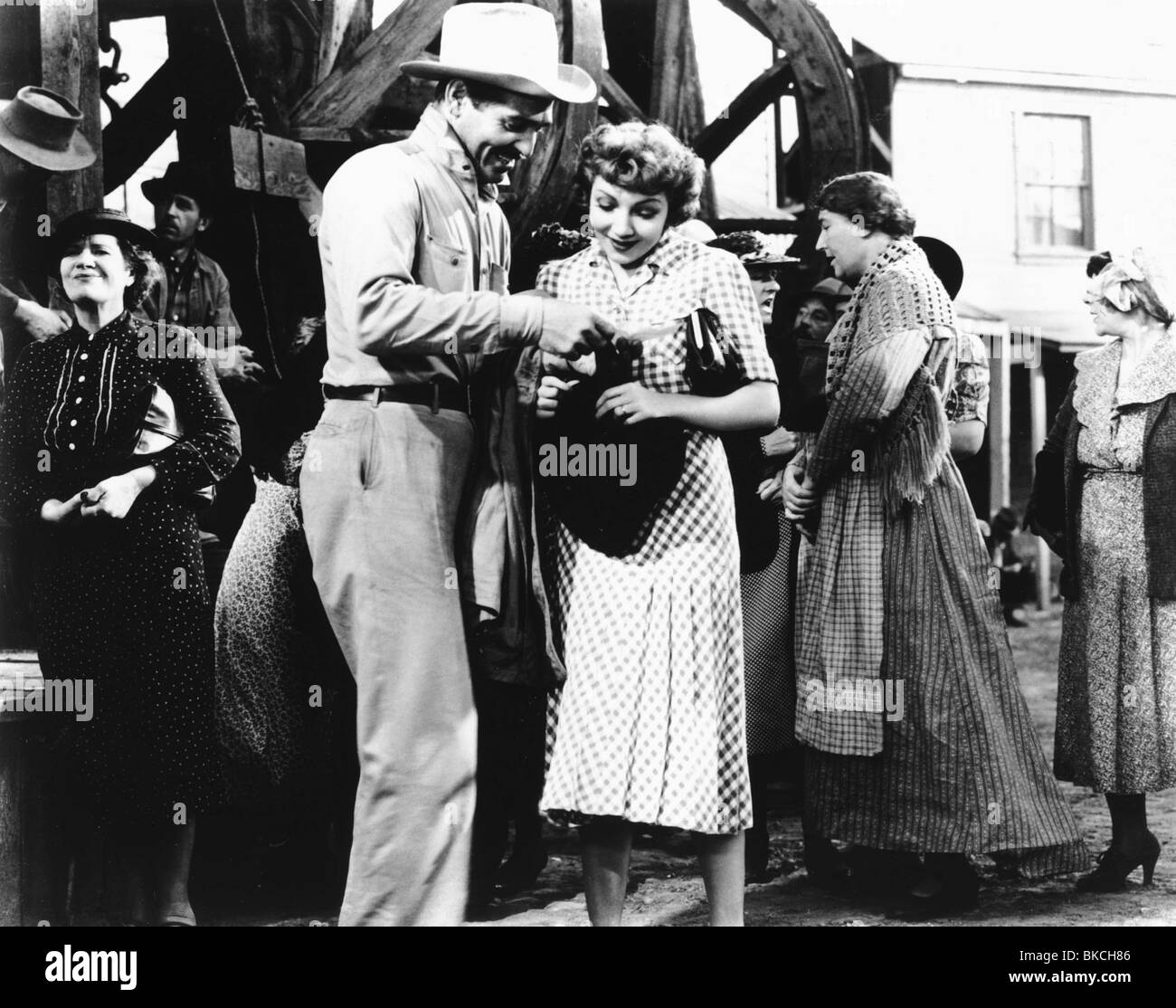 BOOM TOWN (1940) CLARK GABLE, CLAUDETTE COLBERT BMT 003P Stock Photo