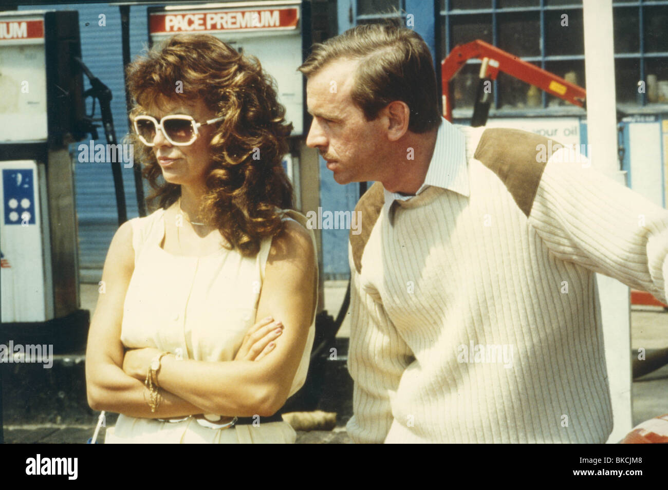 CAR TROUBLE (1986) JULIE WALTERS, IAN CHARLESON CART 002CP Stock Photo