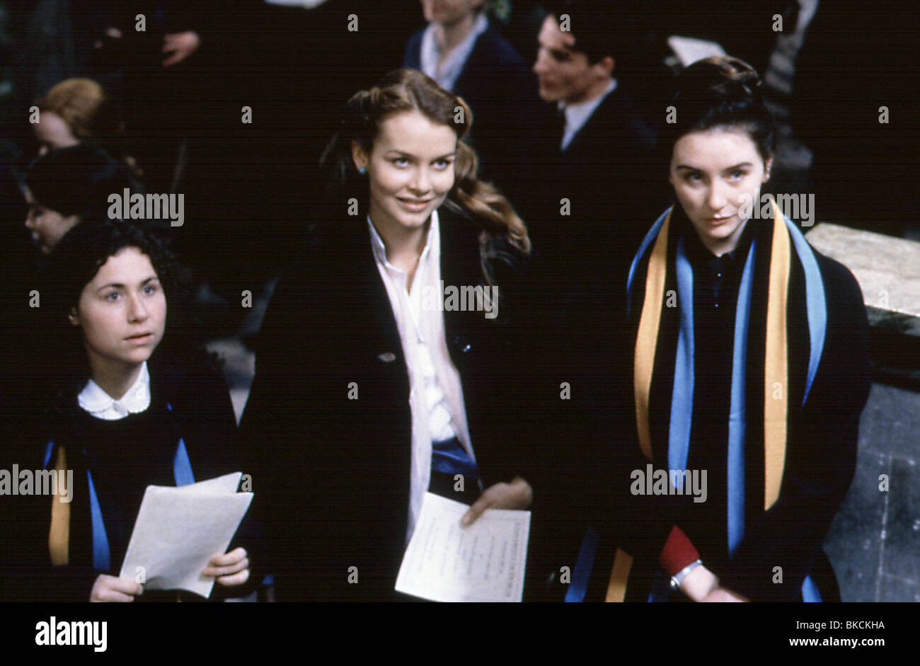 CIRCLE OF FRIENDS (1995) MINNIE DRIVER, SAFFRON BURROWS CCOF 007 Stock