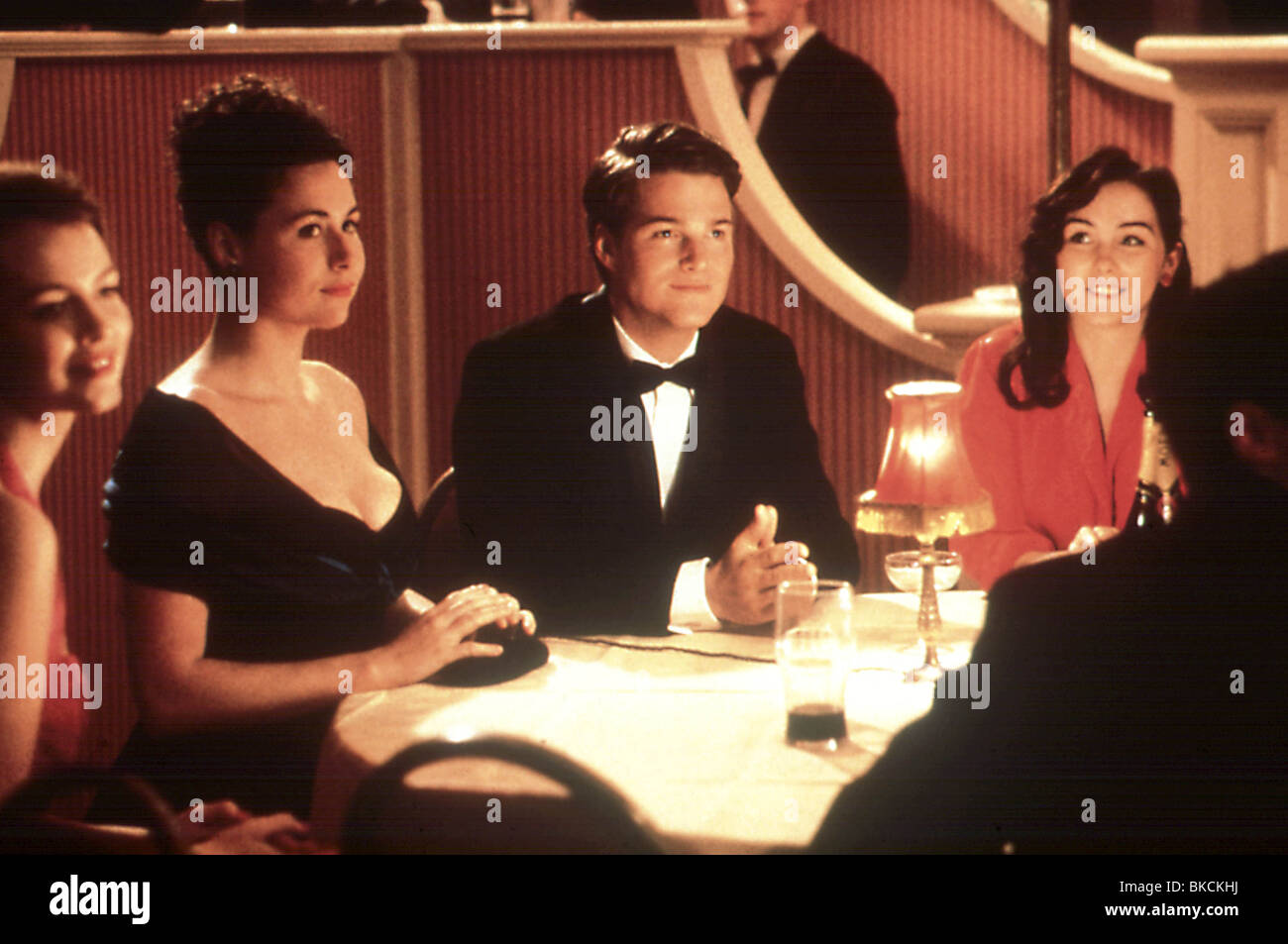 CIRCLE OF FRIENDS (1995) SAFFRON BURROWS, MINNIE DRIVER, CHRIS O